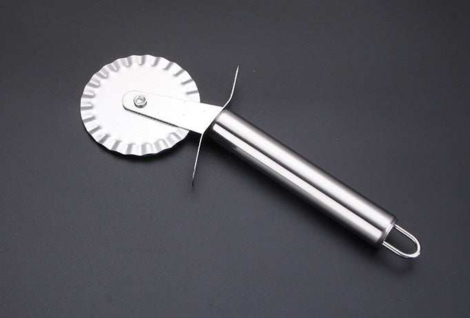 Lace style pizza cutter wheel for precise decorative cutting