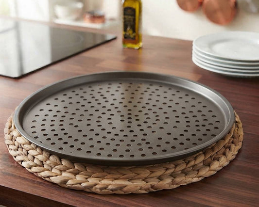 Round non-stick pizza tray with airflow holes for baking pizza