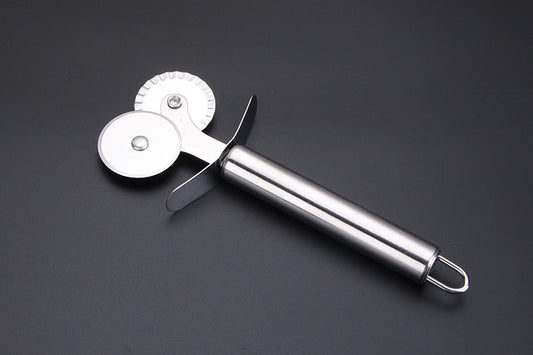 Double wheel pizza cutter for adjustable slicing