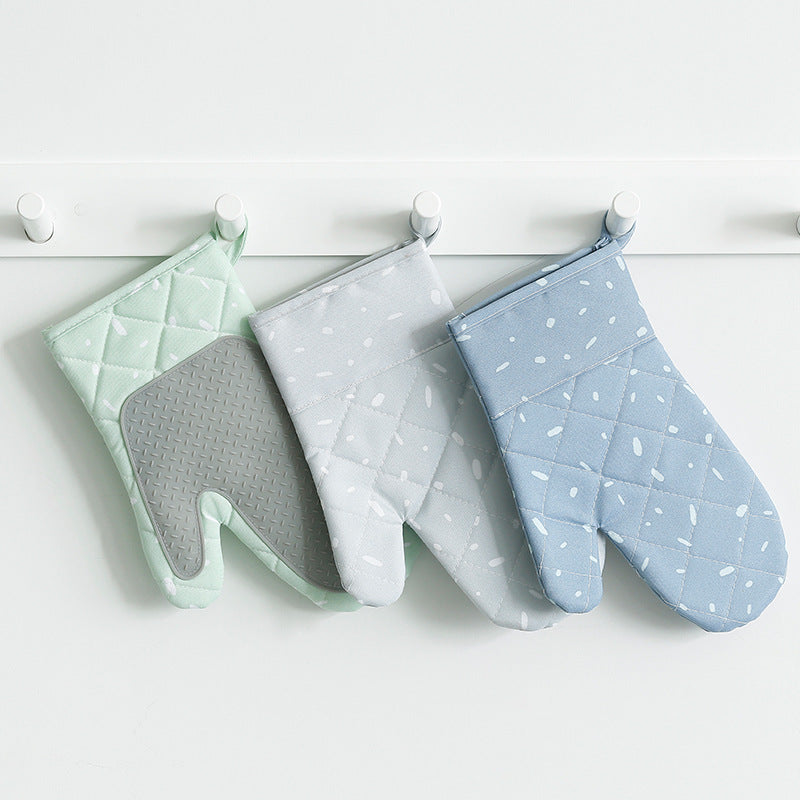 Soft cotton microwave oven mitts for handling hot dishes