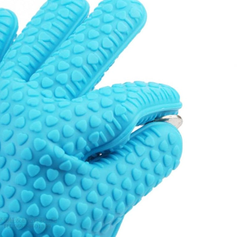 Silicone kitchen oven mitt for handling hot pots and trays
