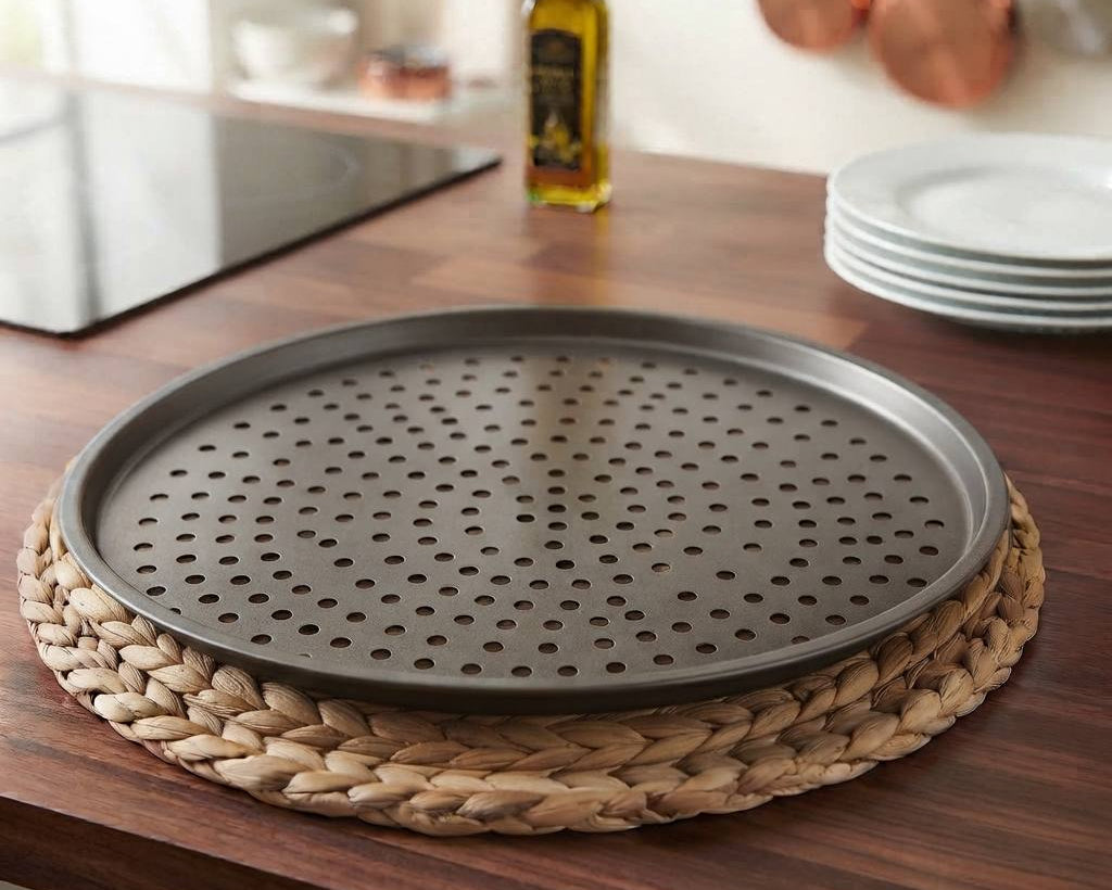 Round non-stick pizza tray with airflow holes for baking pizza